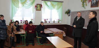 Нову класну дошку передано у школу села Максимець на Надвірнянщині