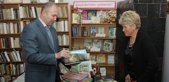 Добірку літератури отримала бібілотека села Красне