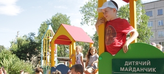 В Рожнятові відкрито новий дитячий майданчик з атракціонами