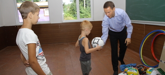 Спортивний інвентар — спортсменам Максимецької та Черниківської шкіл