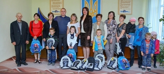 Благодійний фонд Юрія Дерев’янка забезпечив портфеликами із навчальним приладдям першачків Коломийського району