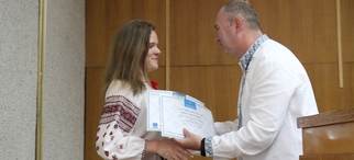 Учні та вчителі Рожнятівщини отримали грошові сертифікати та грамот