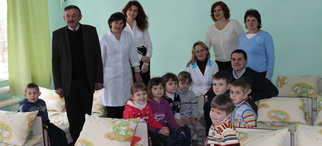 Працівники та діти Монастирчанського НВК зраділи подарункам від Благодійного Фонду